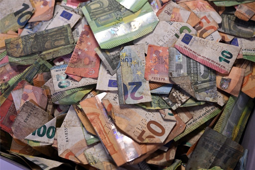 Geldscheine, die von der Bundesbank in einem Wäschetrockner getrocknet wurden, liegen in einer Kiste im Depot. Geldscheine, die von der Bundesbank in einem Wäschetrockner getrocknet wurden, liegen in einer Kiste im Depot.