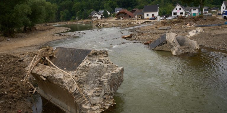 Die Trümmer der alten Brücke von Insul liegen in der Ahr.