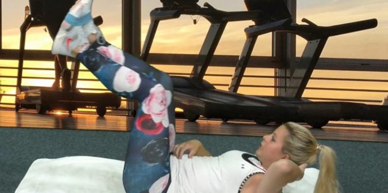 Mit diesem vierwöchigen Workout-Plan und gesunder, ausgewogener Ernährung geht es auch noch last minute fit in den Sommer.