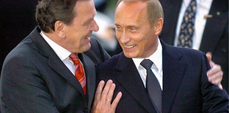 Der damalige Bundeskanzler Gerhard Schröder (SPD) begrüßt im April 2004 in Hannover den russischen Präsidenten Wladimir Putin.