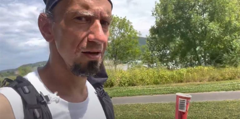 Ein Eis muss sein bei der Hitzeschlacht über 90 Kilometer auf der Etappe 11, die für Kai Täuber (44) erst um 23 Uhr endet.