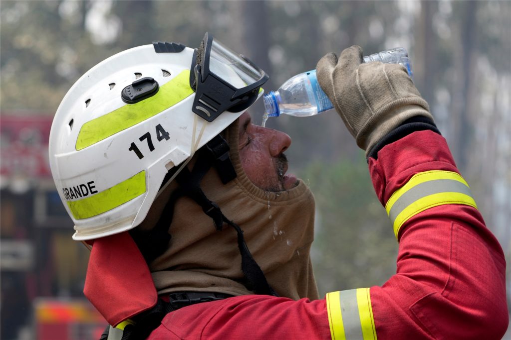 Ein Feuerwehrmann wäscht sich in dem Dorf Colmeias in der Nähe von Leiria die Augen mit Wasser aus. Tausende von Feuerwehrleuten kämpfen in Portugal weiterhin gegen Brände im ganzen Land. Ein Feuerwehrmann wäscht sich in dem Dorf Colmeias in der Nähe von Leiria die Augen mit Wasser aus. Tausende von Feuerwehrleuten kämpfen in Portugal weiterhin gegen Brände im ganzen Land.