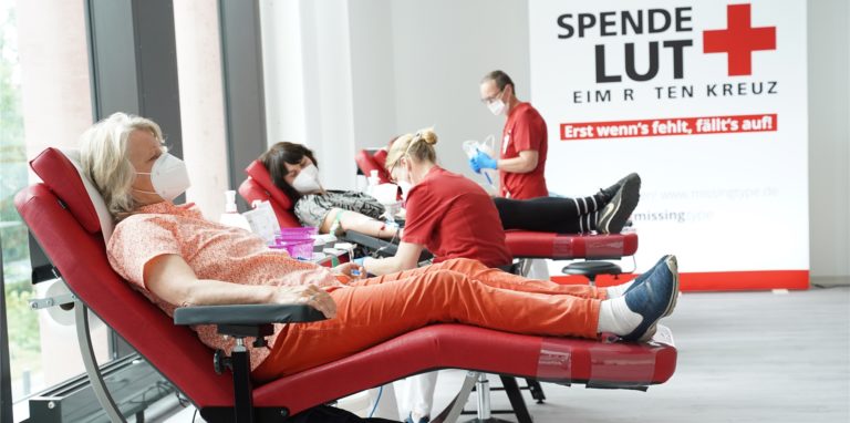 Blutkonserven werden knapp. Das Rote Kreuz ruft zu Blutspenden auf.