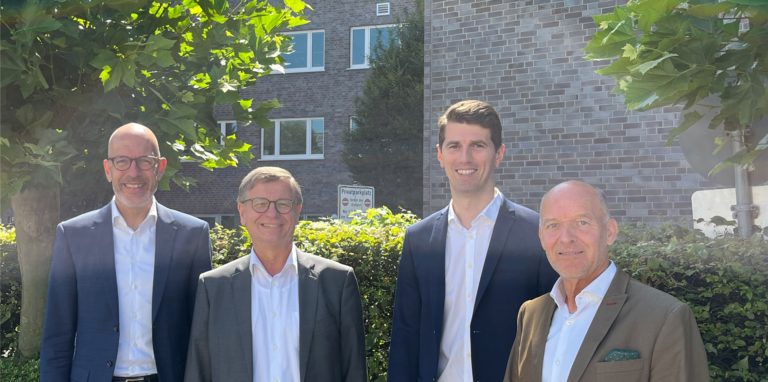 Die neue Führungsetage der WBG: Dr. Felix Prinz (Aufsichtsratsvorsitzender), Heinrich Moch (nebenamtlicher Vorstand), Jan Hische (noch Prokurist, ab Februar 2023 Geschäftsführer) und Rainer Heubrock (noch Geschäftsführer, ab Februar 2023 nebenamtlicher Vorstand).