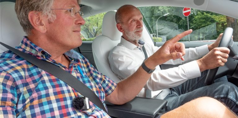 Christoph Polarczyk, Fahrlehrer aus Waltrop, sitzt mit Joachim Schmidt, Redaktionsleiter Ostvest im Medienhaus Bauer, in einem Auto.