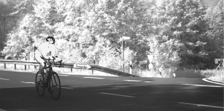 Ein Radfahrer auf einem Blitzerfoto.