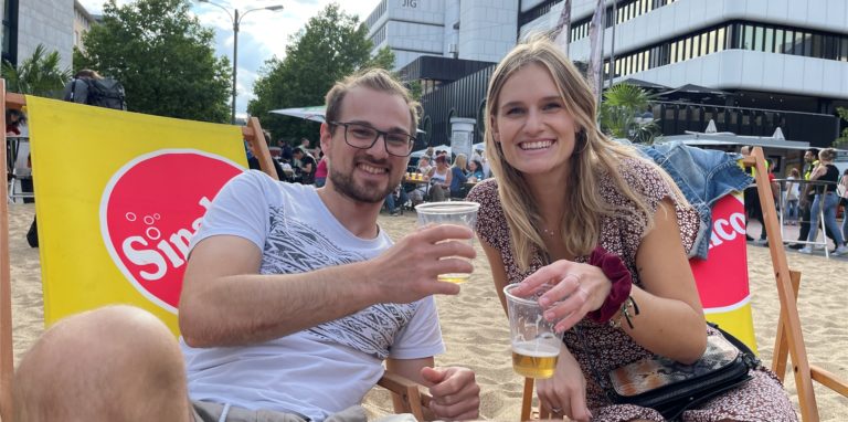 Strandatmosphäre mitten in der City: Beim Streetbeachfestival gibt es Cocktails und Musik – und jede Menge Sand.