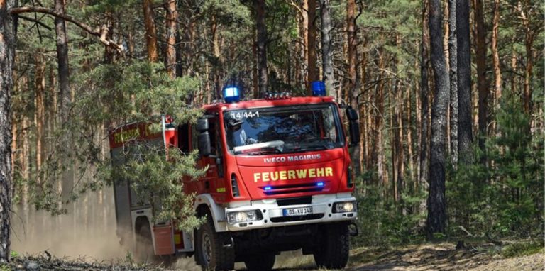 Ein Löschfahrzeug der Feuerwehr fährt zu einem Einsatz.