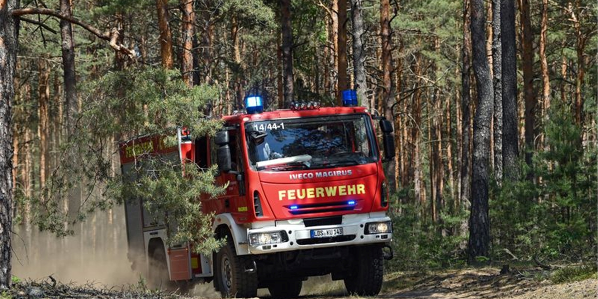 Ein Löschfahrzeug der Feuerwehr fährt zu einem Einsatz.