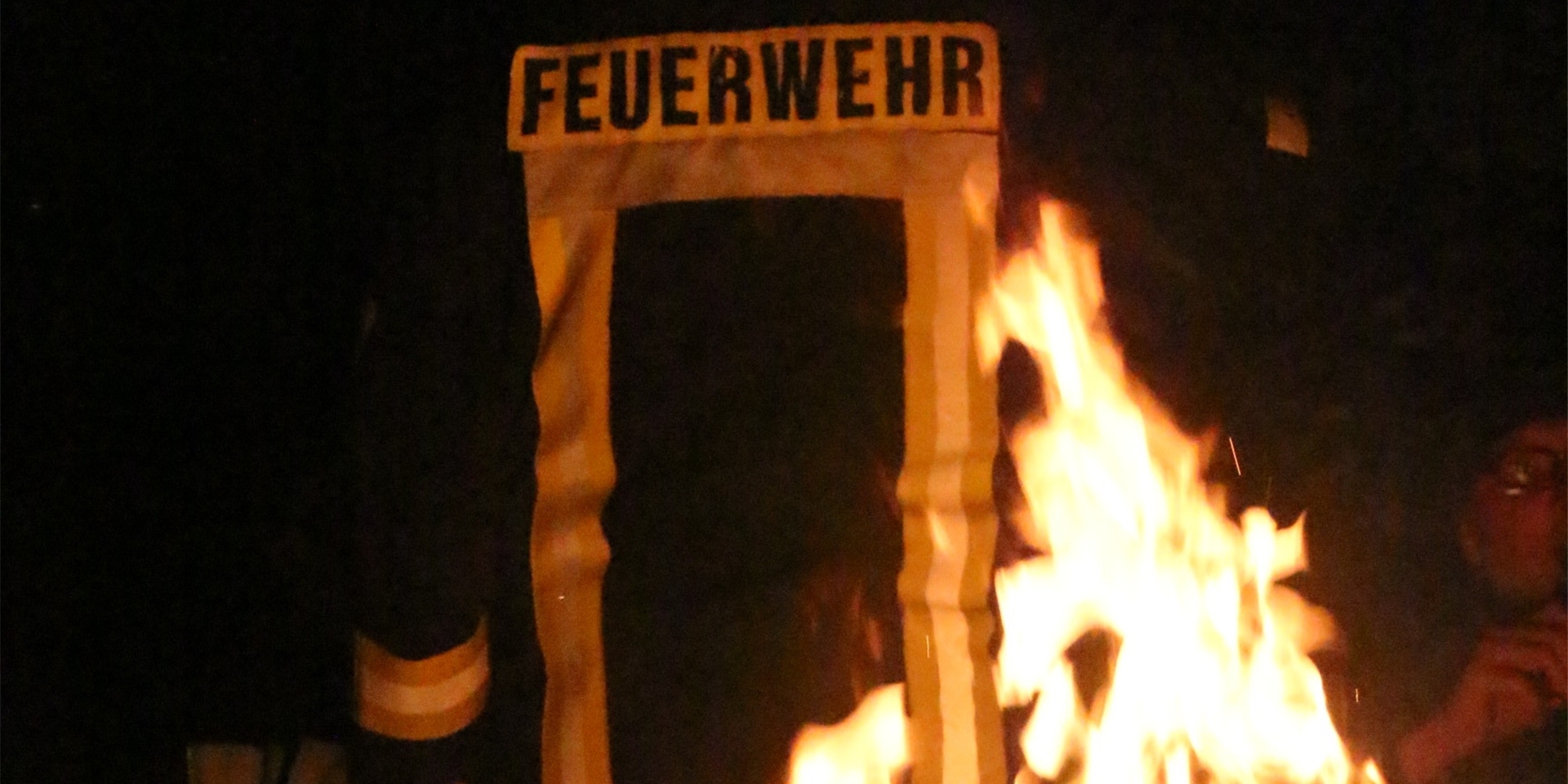 „Kinder spielen mit Feuer. Brand droht überzugreifen.“ Mit dieser Meldung im Kopf eilten 25 Feuerwehrleute aus Oberaden und Weddinghofen am Donnerstagabend zur Danziger Straße in Oberaden. Am Ende war es nur ein Lagerfeuer, über dem Kinder Stockbrot backten.