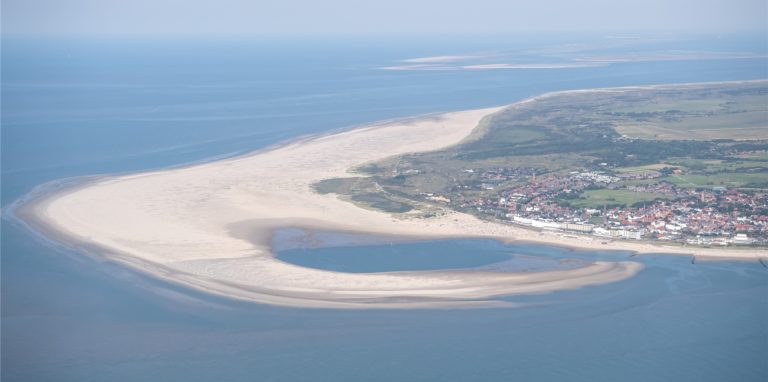 Luftaufnahme der ostfriesische Insel Borkum.