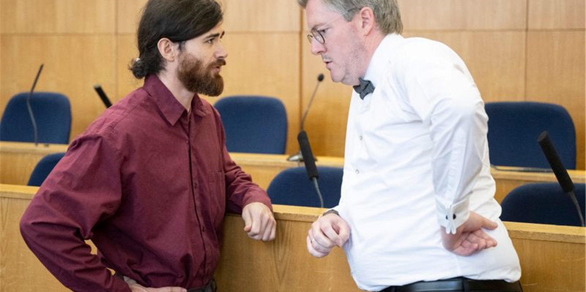 Der Angeklagte Franco A. (l.) im Gespräch mit seinem Anwalt Moritz Schmitt-Fricke.