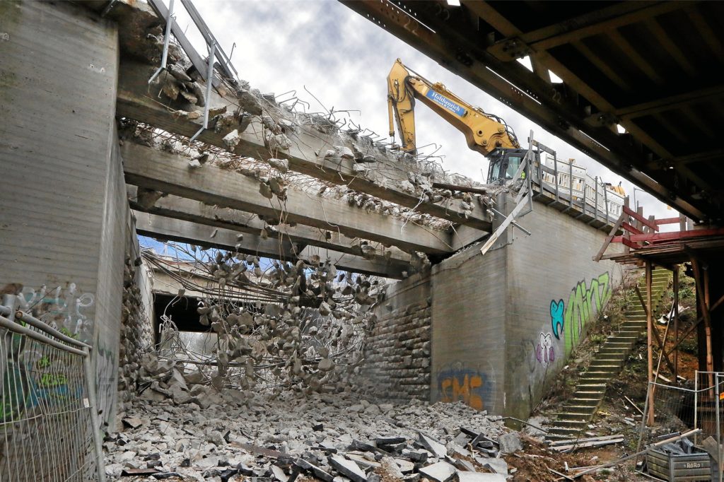Brückenabriss in Kamen, Teil 2. Kommende Woche wird eine Brücke abgerissen, die die A2 über die Münsterstraße führt. Das Bild zeigt den früheren Abriss der A2-Brücke am Am Langen Kamp, wo das Bauwerk bereits erneuert wurde. Brückenabriss in Kamen, Teil 2. Kommende Woche wird eine Brücke abgerissen, die die A2 über die Münsterstraße führt. Das Bild zeigt den früheren Abriss der A2-Brücke am Am Langen Kamp, wo das Bauwerk bereits erneuert wurde.