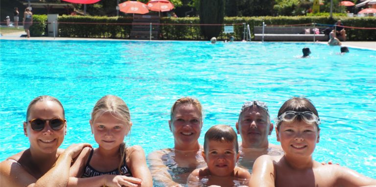 Ins Bad mit der ganzen Familie: Linda Eirich mit Malea, Melanie und Timo Eirich mit Timo und Till genießen den Tag im Freibad Brambauer. Hier finden sie die Ruhe und Entspannung, die sie gesucht haben.