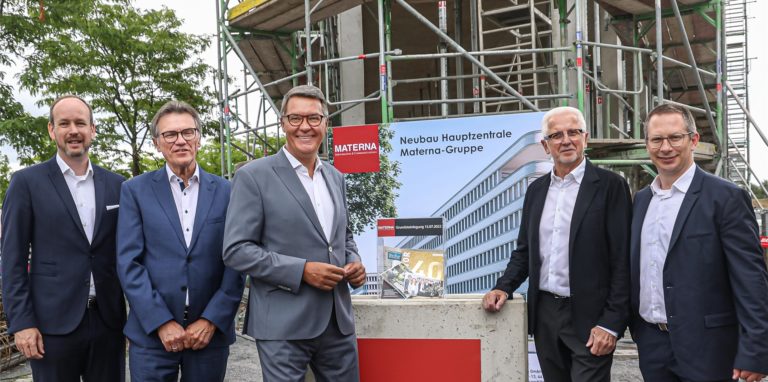Sie strahlen um die Wette: Materna-Vorstandschef Martin Wibbe, Helmut an de Meulen, OB Thomas Westphal, Winfried Materna und Benjamin Sieber (v.l.).