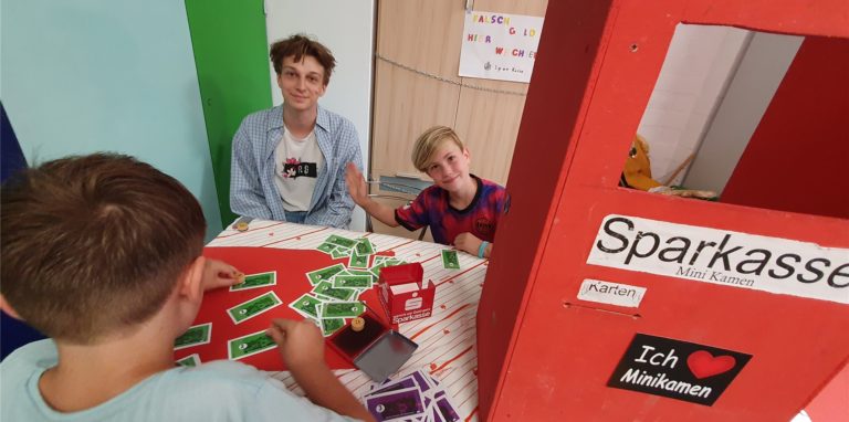 Die Herrscher über das Mini-Moos: Der „Mini-Job“ bei der Sparkasse zählt in Mini-Kamen zu einem der beliebtesten. Mit großer Inflationsrate hatten die Mini-Banker nicht zu kämpfen.