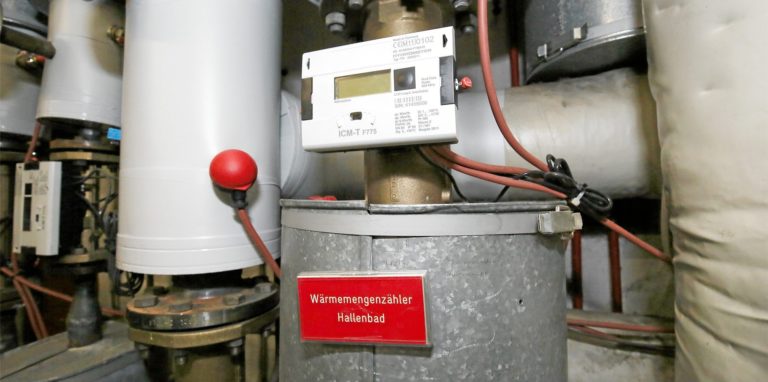 Eigentlich ein Bild aus vergangenen Zeiten: Das Hallenbad am Bergenkamp befand sich einmal in einem Energieverbund mit der benachbarten Eissporthalle, bezog die Abwärme der Kühlanlage dort als Heizenergie. Inzwischen aber hat die Schwimmsporthalle eine eigene Heizung, und diese wird nun heruntergedreht.