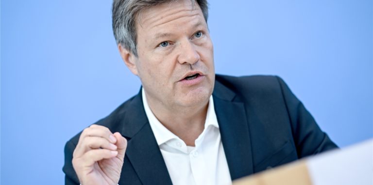 Robert Habeck (Bündnis 90/Die Grünen), Vizekanzler und Bundesminister für Wirtschaft und Klimaschutz, spricht bei einer Pressekonferenz
