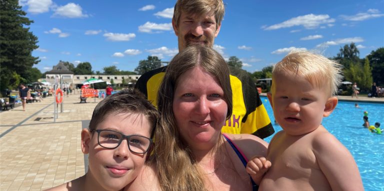 Viel weniger Gäste als geplant, sind am Samstag (16.7) beim BVB-Badespaß im Volksbad. Martin Schmidt (Mitten hinten) und seine Familie wundern, aber freuen sich auch darüber.