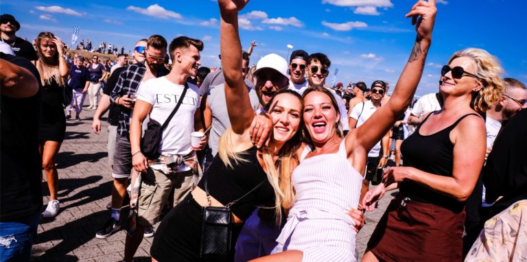 Nach zwei Corona-Jahren wird beim Sunset Picknick auf der Halde Hoheward endlich wieder zu wummernden Elektro-Beats ausgelassen abgetanzt.