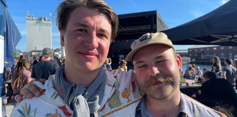 Am Dortmunder Hafen fand am Samstag (16.7.) das Bunt oder Blau-Festival statt. Matthias Spruch (l.) und Sebastian Lindecke haben das Festival organisiert und mit Milena Rethmann (nicht im Bild) vom Umschlagplatz ausgerichtet, die sich um die Gastronomie kümmerte.