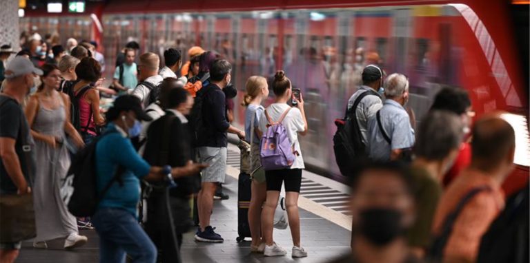 Zugreisende warten auf die Einfahrt einer S-Bahn (Symbolfoto).