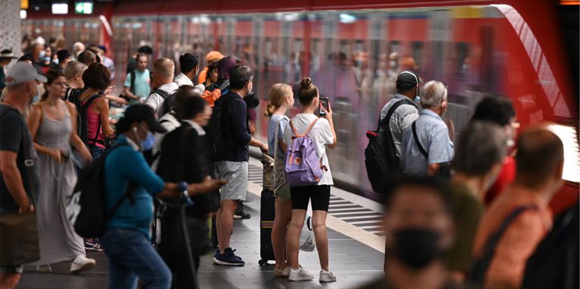 Zugreisende warten auf die Einfahrt einer S-Bahn (Symbolfoto).