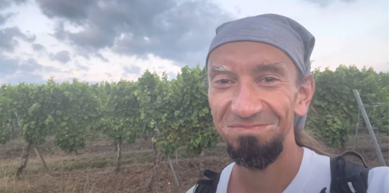 Kai Täuber (44) läuft und läuft und läuft: Auf der 13. Etappe ging es für ihn durch Weinberge.