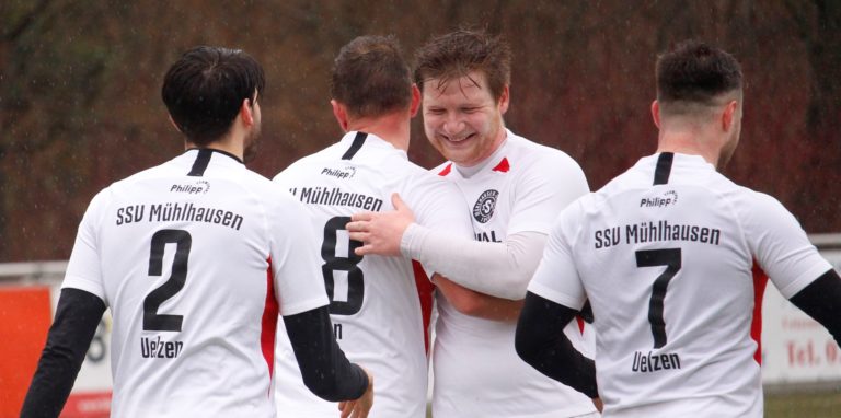 Manuel Stiepermann (2.v.r.) hatte in Neuengeseke gut lachen. Der Routinier markierte fünf der sechs Treffer.