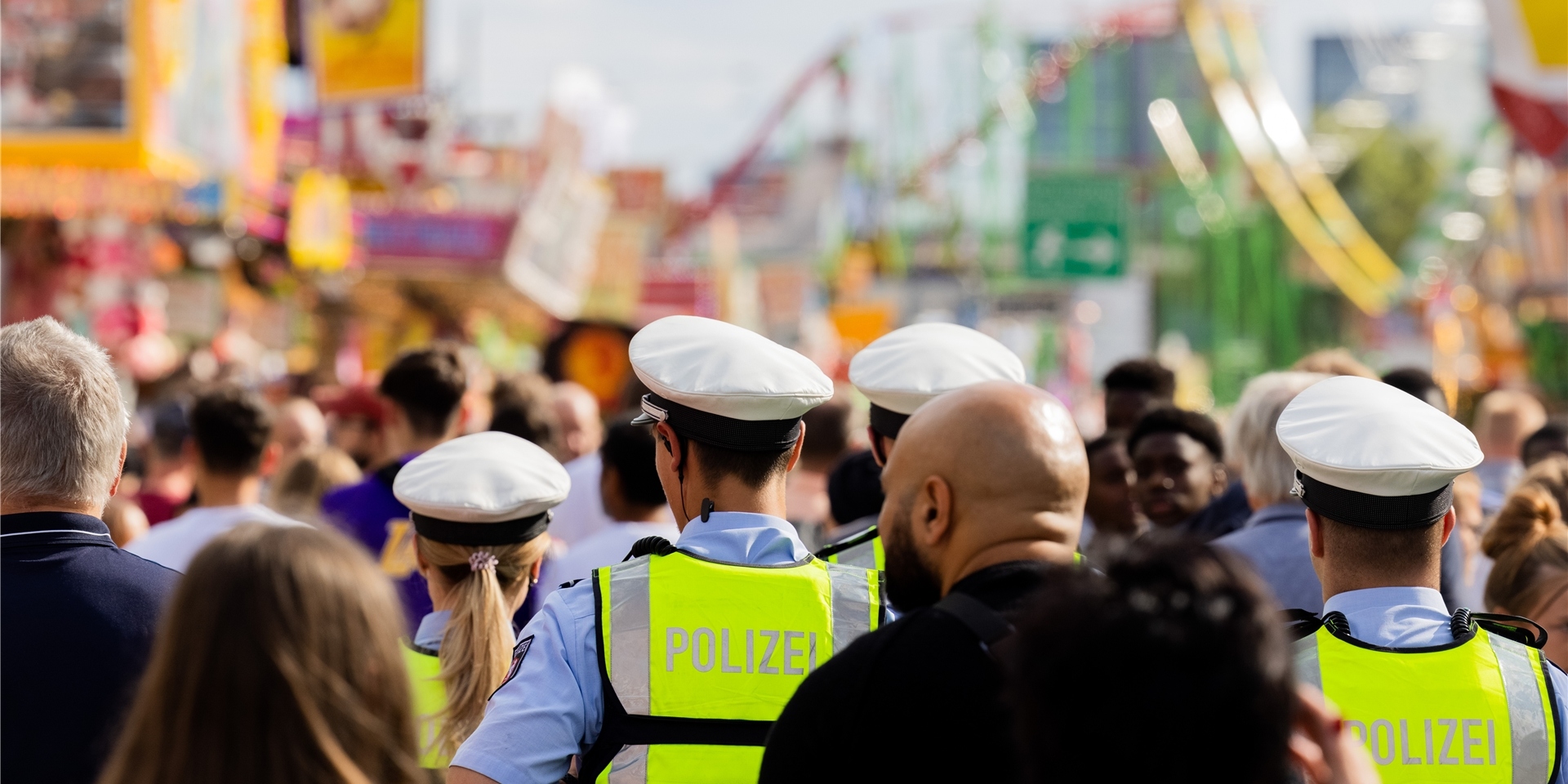 Polizeibeamte laufen Streife auf der Rheinkirmes.
