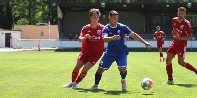 Der Lüner SV mit Michel Holzenthal (l.) gewann sein erstes Spiel.