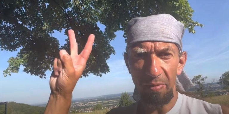 Ist Kai Täuber verschollen? Der Ultraläufer aus Dortmund meldete sich nicht über mehrere Etappen über seinen YouTube-Kanal. Am Montag dann das Victory-Zeichen. Täuber ist wohlauf.