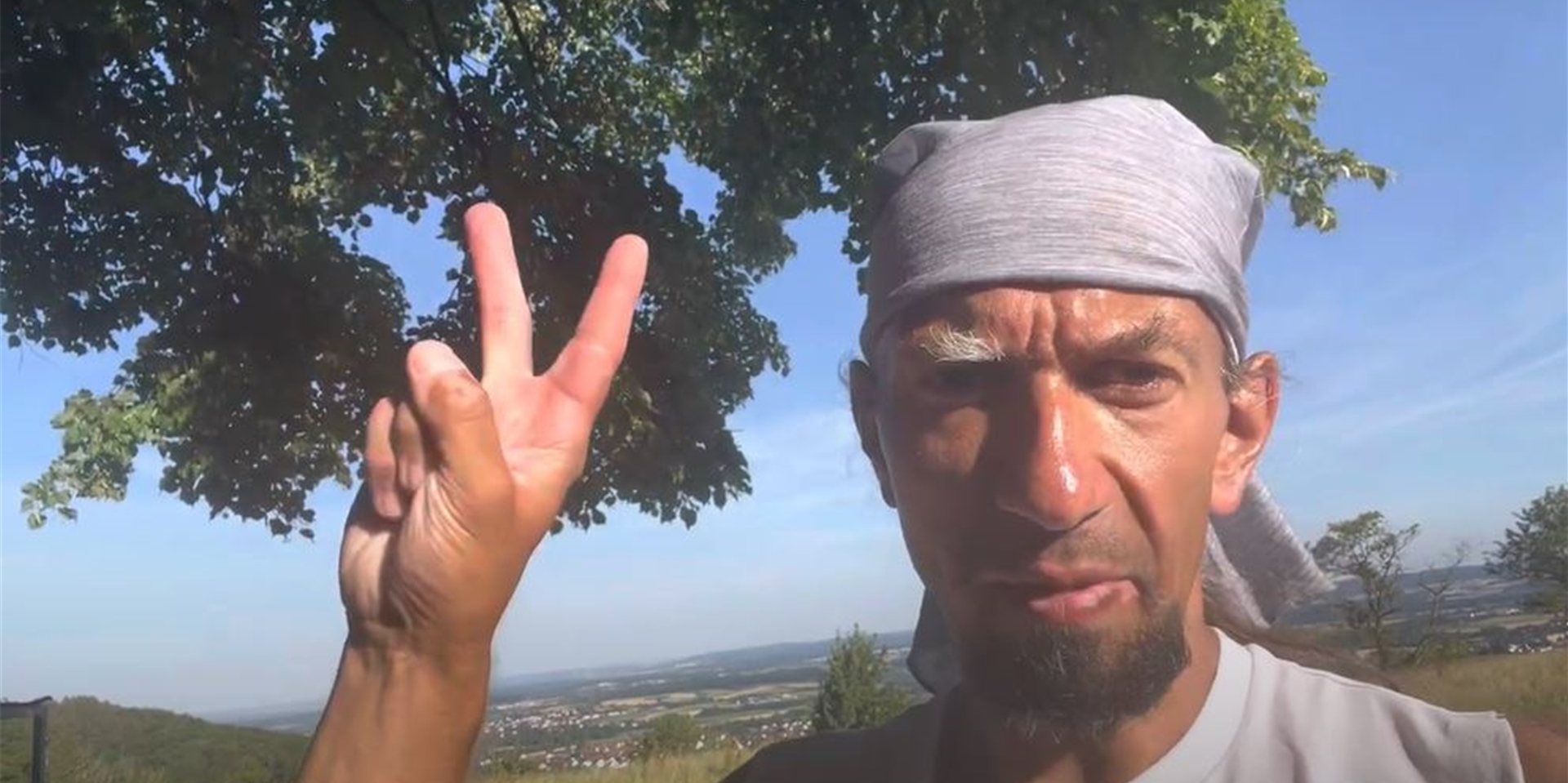 Ist Kai Täuber verschollen? Der Ultraläufer aus Dortmund meldete sich nicht über mehrere Etappen über seinen YouTube-Kanal. Am Montag dann das Victory-Zeichen. Täuber ist wohlauf.