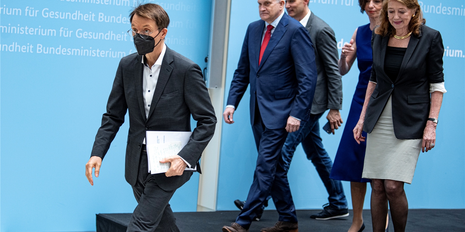 Bundesgesundheitsminister Karl Lauterbach nimmt an einer Pressekonferenz teil.