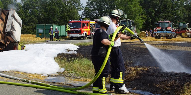 Um im Notfall schnell eingreifen zu können, wie beispielsweise hier bei einem Feldbrand, ist die Feuerwehr bei den hohen Temperaturen auf Hitzebereitschaft.