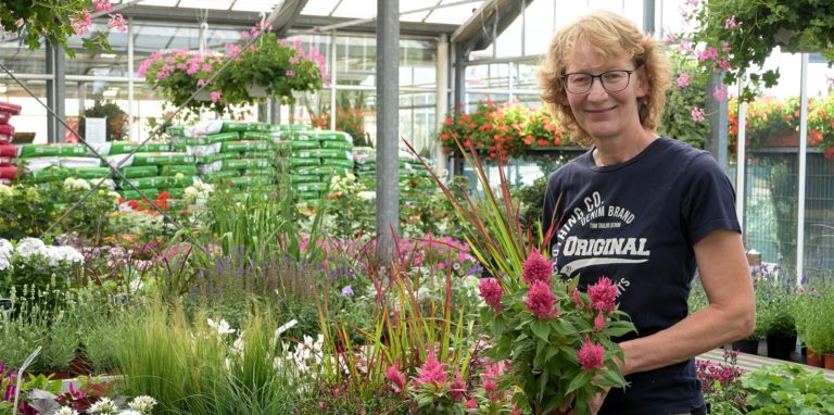 Irene Ahland führt mit ihrem Mann Jörg das Geschäft Blumen Ahland in Selm und hat einige Tipps für Hobby-Gärtner parat.