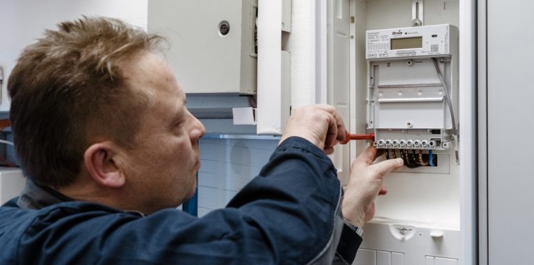 Ein Elektriker montiert einen digitalen Stromzähler.