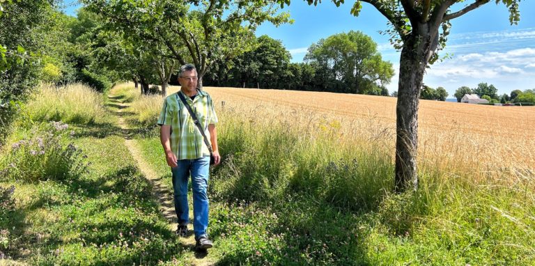 Andreas Förster im Feldwegbiotop Kluse. Der Naturschützer ist sicher: Naturschutz wie hier könnte auch mit Energiegewinnung in Einklang gebracht werden.