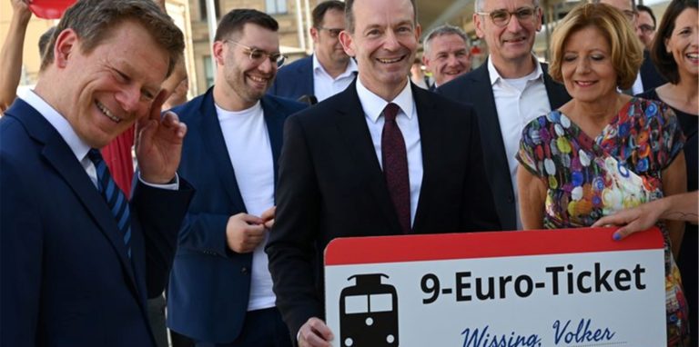 Volker Wissing mit einem «9-Euro-Ticket», das ihm im Mainzer Hauptbahnhof von einem Umweltaktivisten überreicht wurde.
