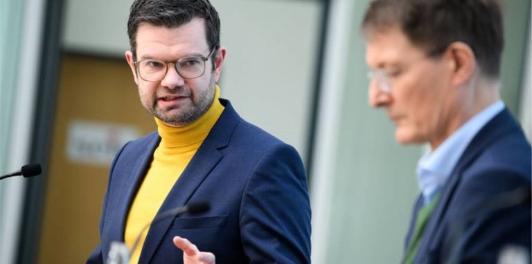 Justizminister Marco Buschmann und Gesundheitsminister Karl Lauterbach bei einer Pressekonferenz.