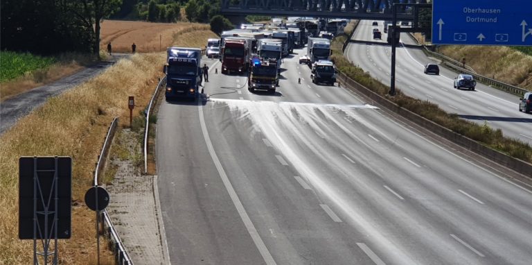 Nach einem Unfall ist die A2 zwischen Kamen und Bönen gesperrt.