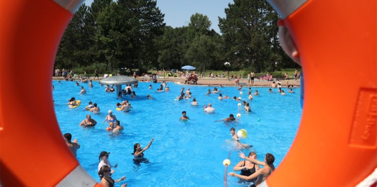 Mehr als 5000 Besucher kamen nach Schätzung des Betreibers am Dienstag ins Freibad Hardenberg in Deusen.