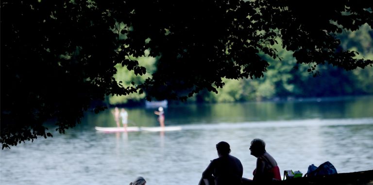 Im kühlen Schatten eines großen Baumes verbringen zwei Frauen ihre Freizeit am Masurensee der Sechs-Seen-Platte.