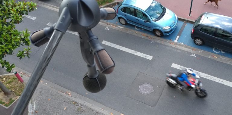 Ein Lärm-Blitzer mit dem Namen «Méduse» von Bruitparif hängt über einer Straße in Frankreich.