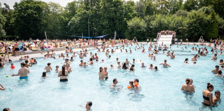 Badegäste in einem Freibad (Symbolbild).