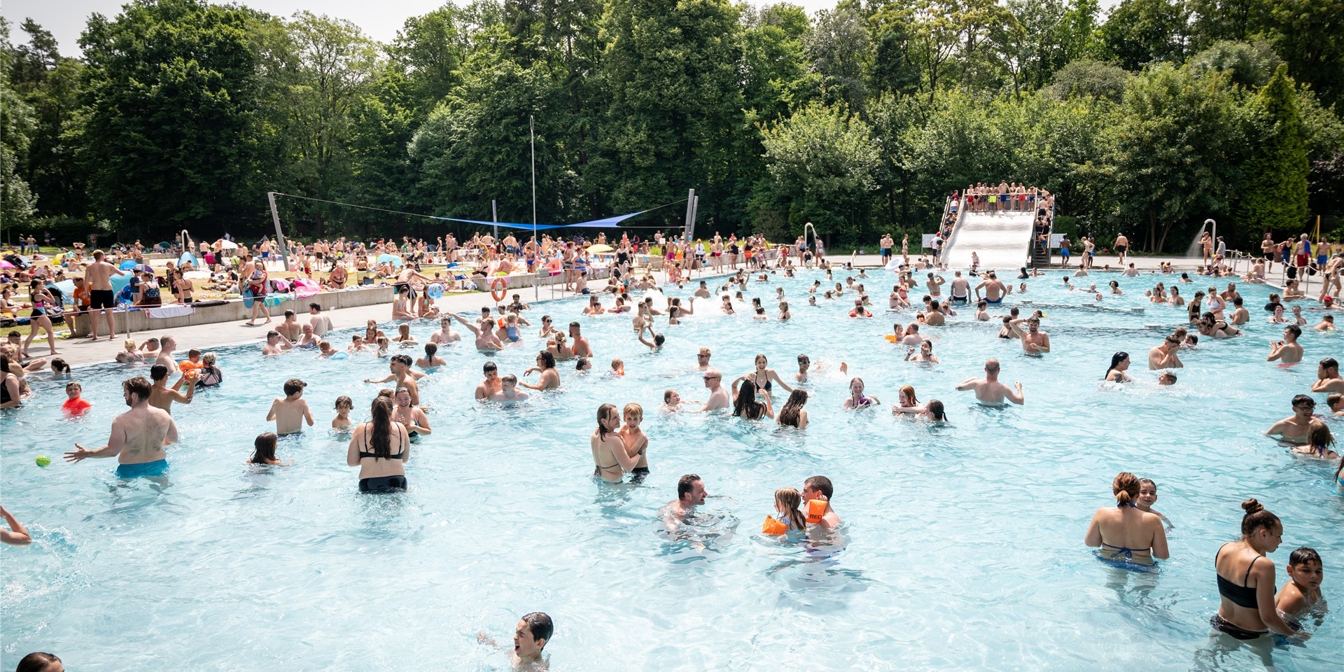 Badegäste in einem Freibad (Symbolbild).