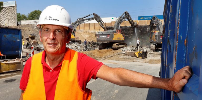 Franz Fischer von der Autobahn GmbH des Bundes an der Münsterstraße, wo die A2-Brücke gerade abgerissen wird. Bis Montagfrüh dauern die Arbeiten an. Dann wird die jetzt gesperrte Straße wieder geöffnet.
