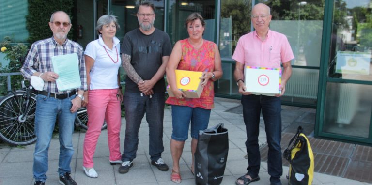 Peter Schmidt (v.l.n.r.) Klaudia Funk-Bögershausen, Michael Mentrup, Marina Lorson und Leo Bögershausen von der Bürgerinitiative stehen mit den in Kartons verpackten Unterschriftenlisten vor dem Lüner Rathaus.