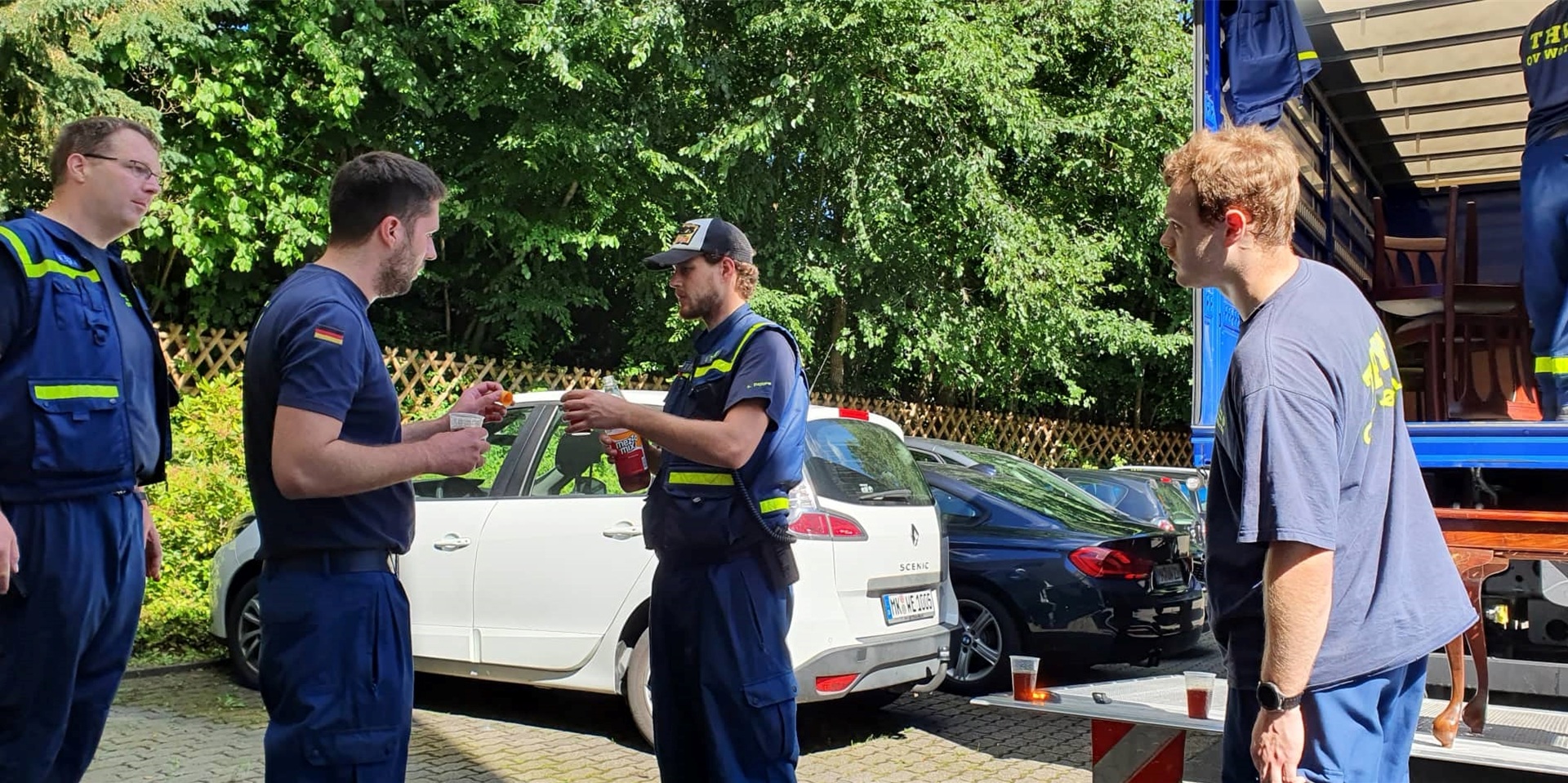 Männer bei einem Umzug.