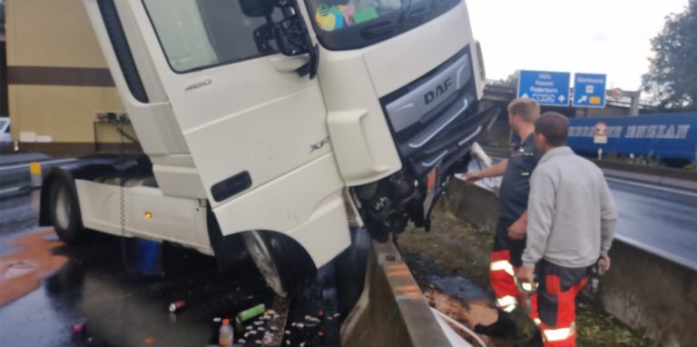 Ein Lkw ist am frühen Donnerstagmorgen in der Betonwand auf der A1 im Kreuz Dortmund/Unna hängen geblieben.